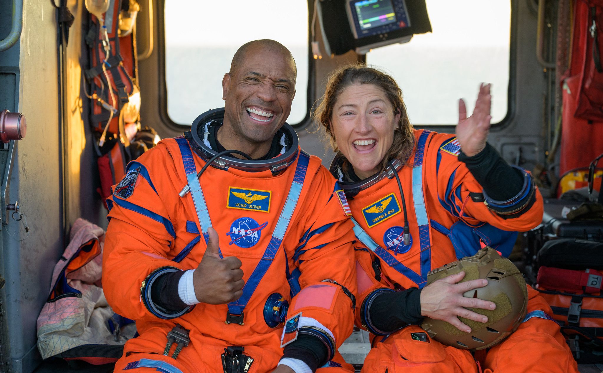 Astronautas da Artemis 2 comemoram o retorno bem-sucedido à Terra, foto do dia de 13 de abril de 2026