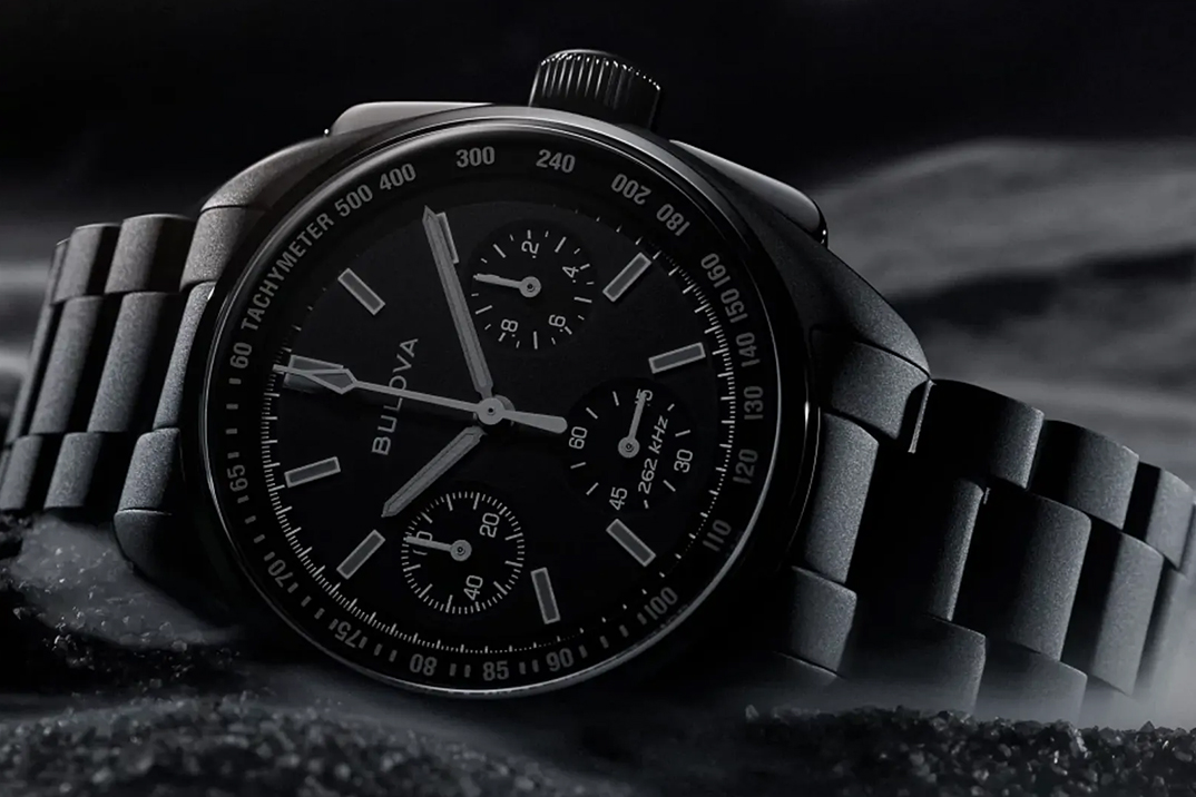 Bulova encolhe o icônico cronógrafo piloto lunar e o joga em um buraco negro