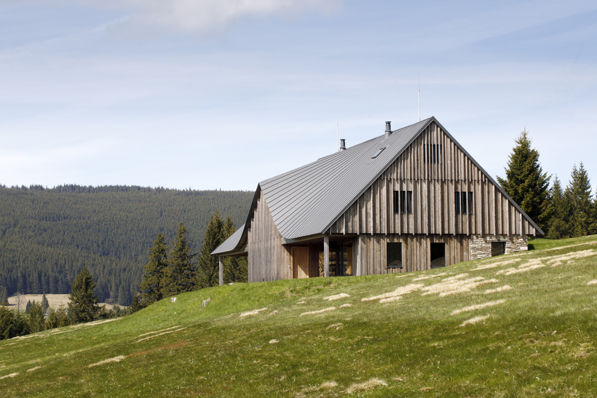 Uma casa num prado de montanha / Atelier SAD