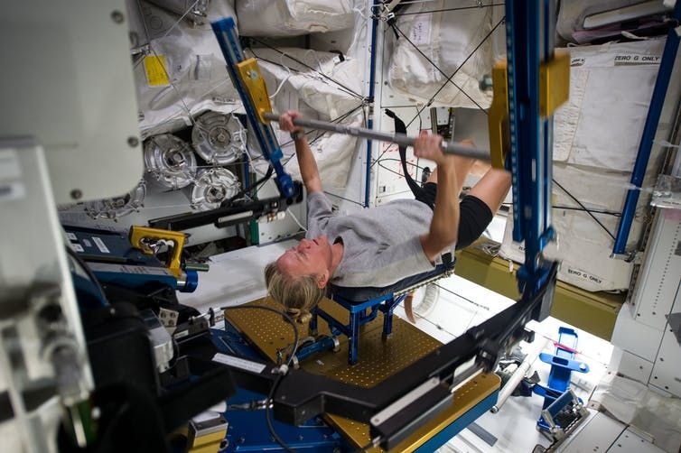 Astronautas enfrentam desafios de força de preensão no espaço e na Terra, descobrem cientistas