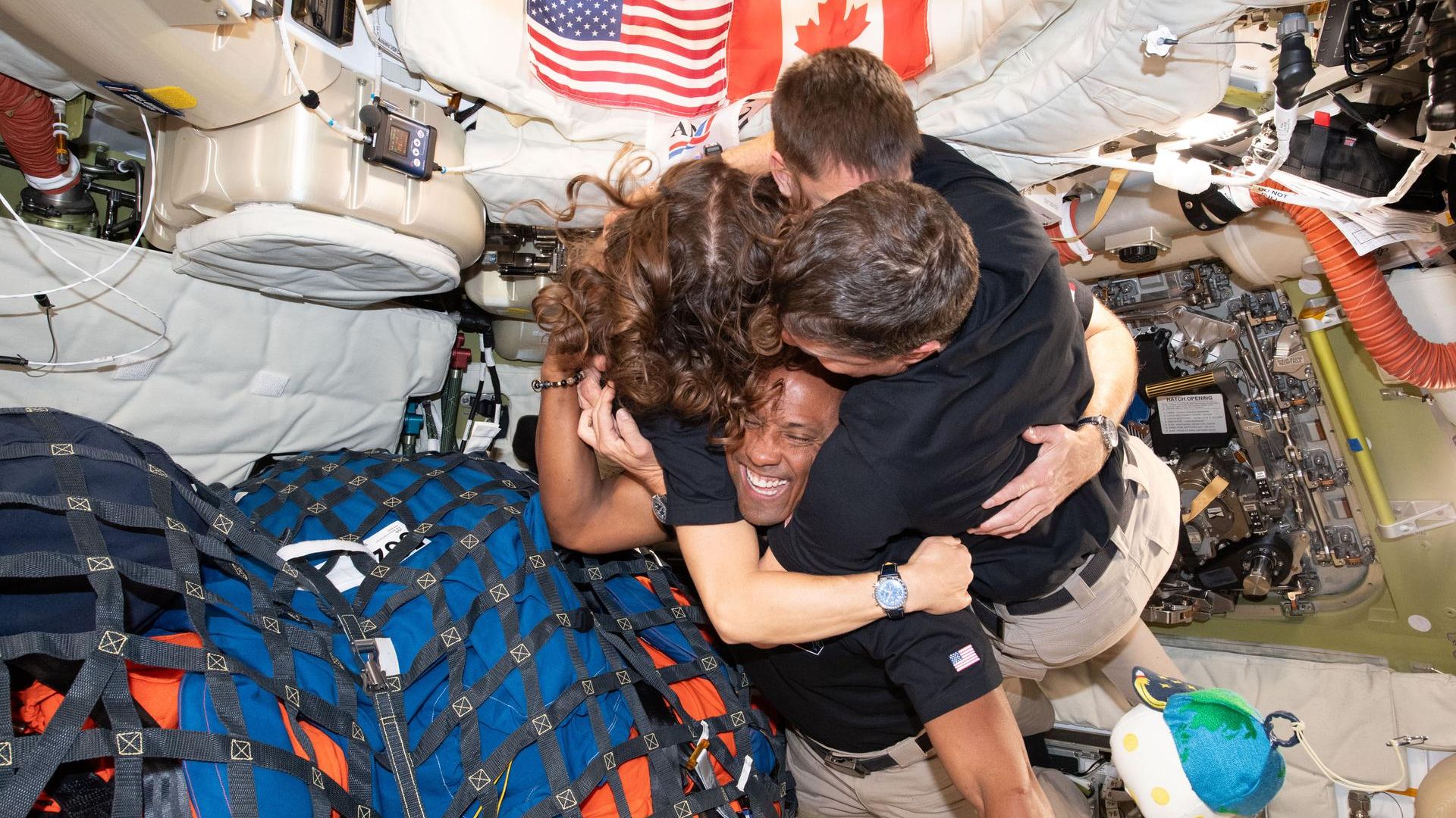 ‘Todos nós desabamos ali mesmo’: Por dentro do momento emocional dos astronautas da Artemis 2 perto da lua