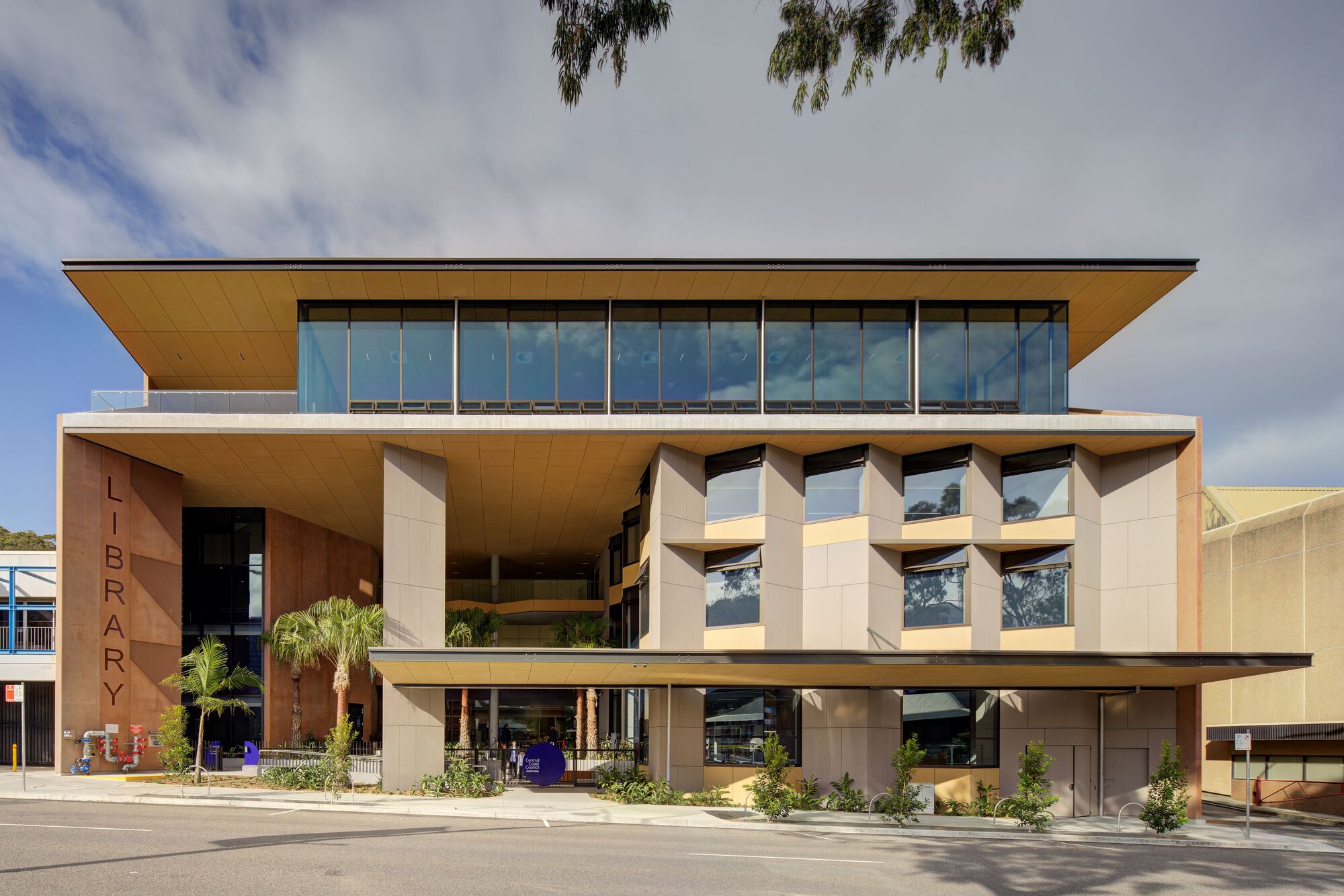 Biblioteca Regional de Gosford / Lahznimmo Architects