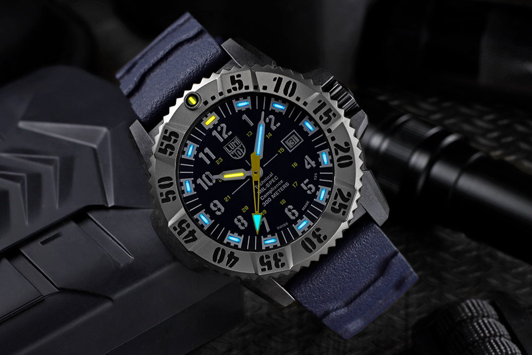 Luminox lança uma variante azul e amarela de seu relógio MIL-SPEC 3355