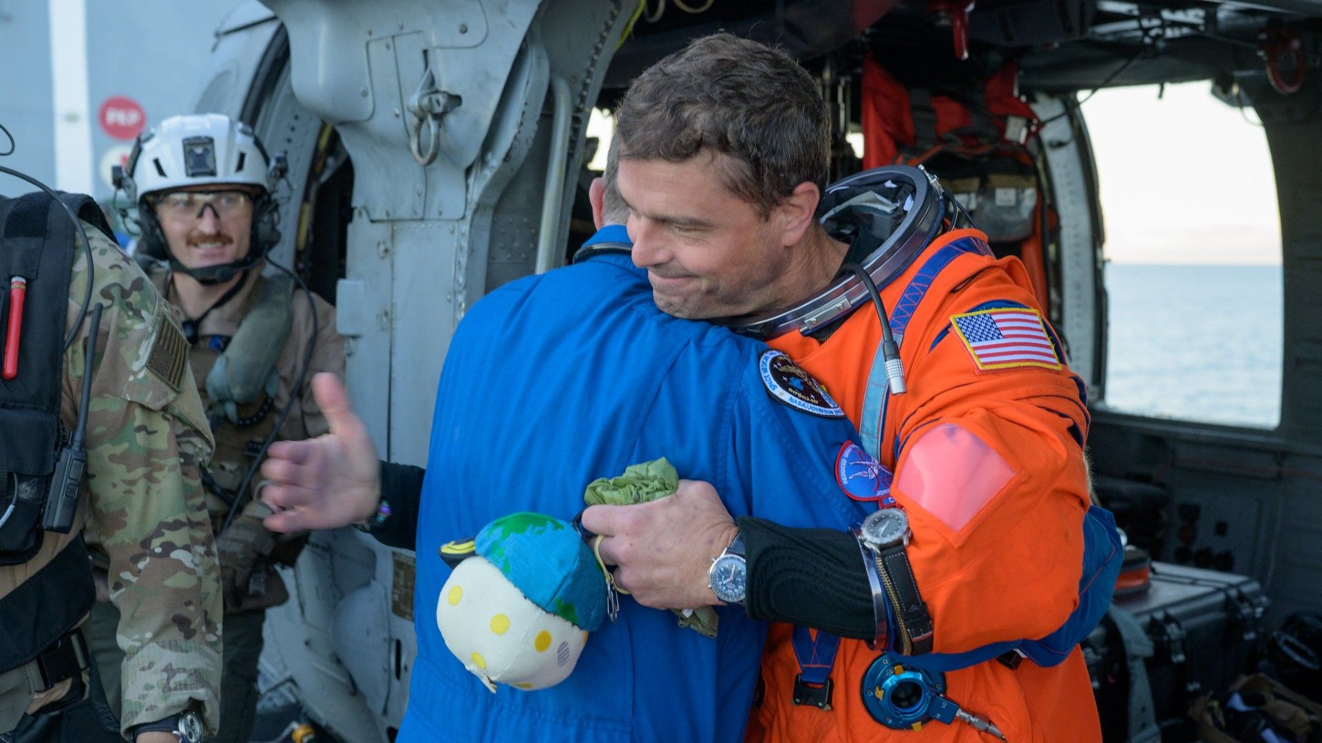 Como o comandante do Artemis 2, Reid Wiseman, salvou o mascote lunar da missão: ‘É difícil não amar esse carinha. Eu não posso deixar Rise fora da minha vista’