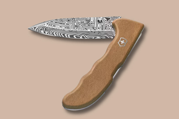 A faca Damasteel Evoke EDC da Victorinox troca a caixa de ferramentas por uma peça de exibição de 115 camadas