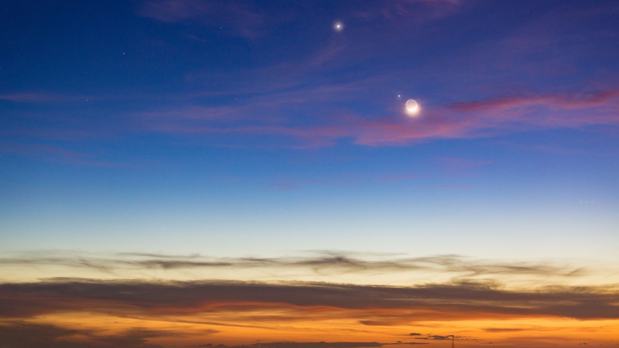 A lua e Júpiter roubam a cena após o pôr do sol em 22 de abril