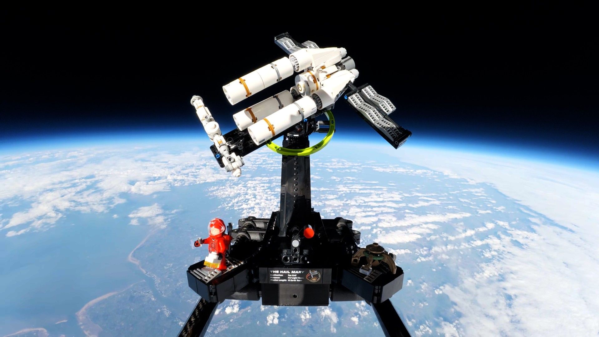 Um conjunto Lego ‘Project Hail Mary’ acaba de subir à estratosfera, quebrando o Recorde Mundial do Guinness para o voo mais alto