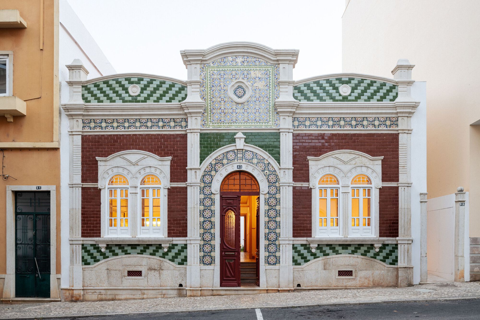 Art Nouveau revisitado: artesanato, materialidade e detalhe em espaços de hospitalidade contemporâneos