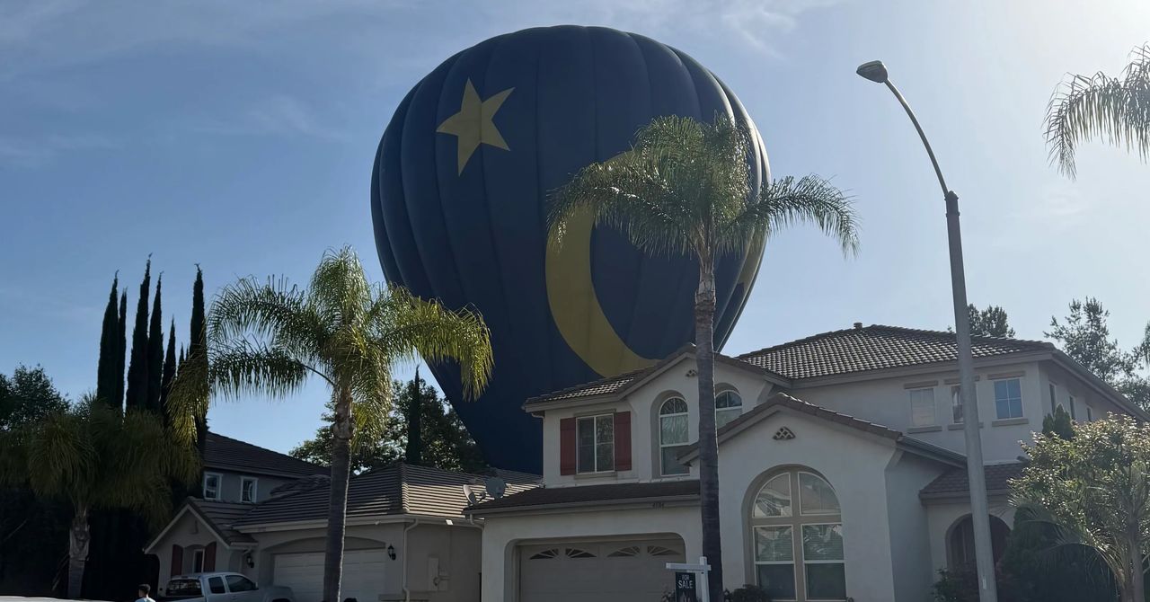 Um balão de ar quente pousou em um quintal na Califórnia. O proprietário diz que é um evento ‘muito raro’