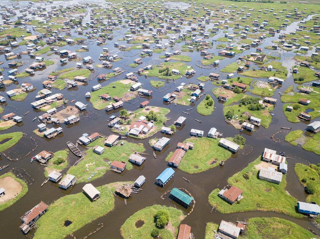 Construindo Luz em uma Zona de Inundação: Arquitetura para Inundações Sazonais