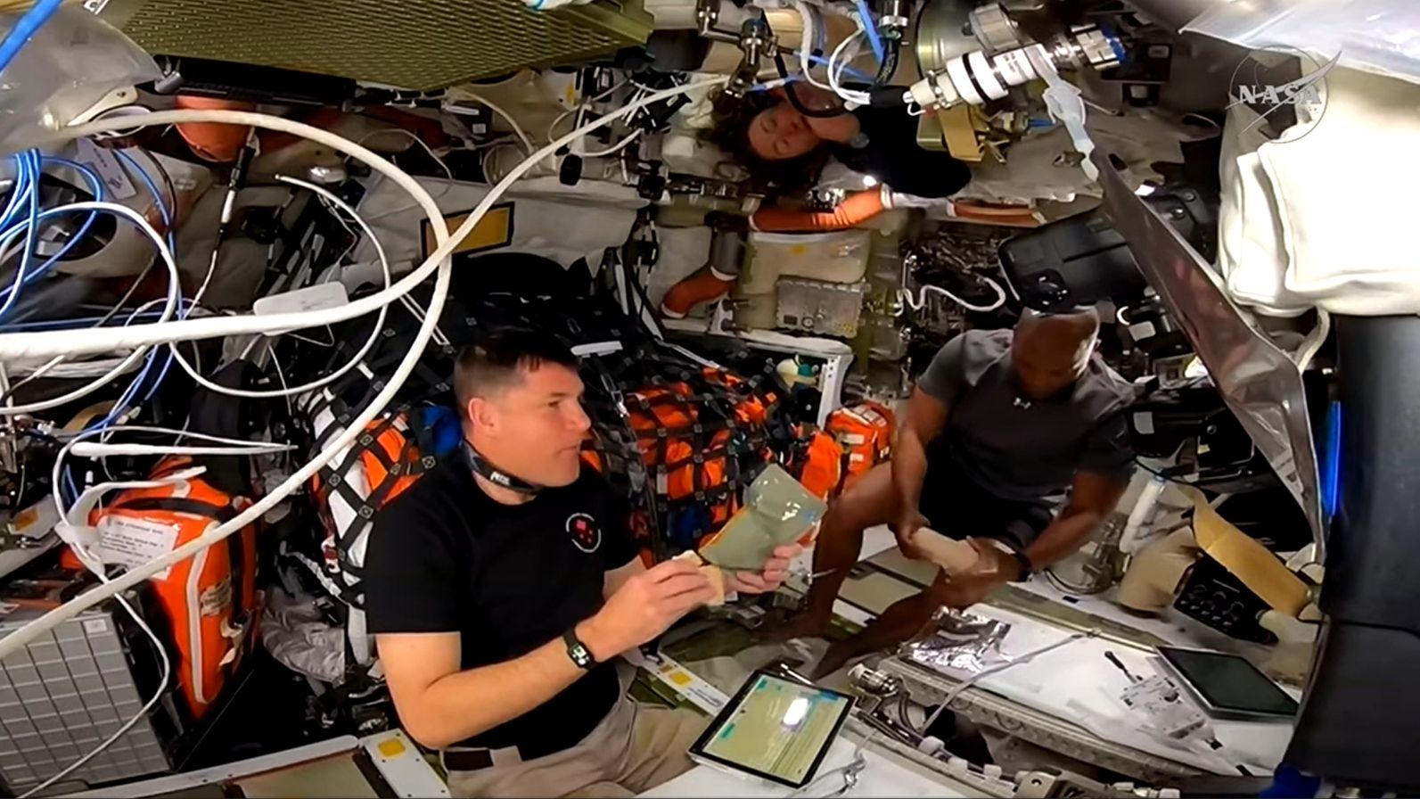 Um astronauta da Artemis 2 tomou um ‘banho’ diante das câmeras a caminho da Lua. A reação do Controle da Missão foi impagável (vídeo)