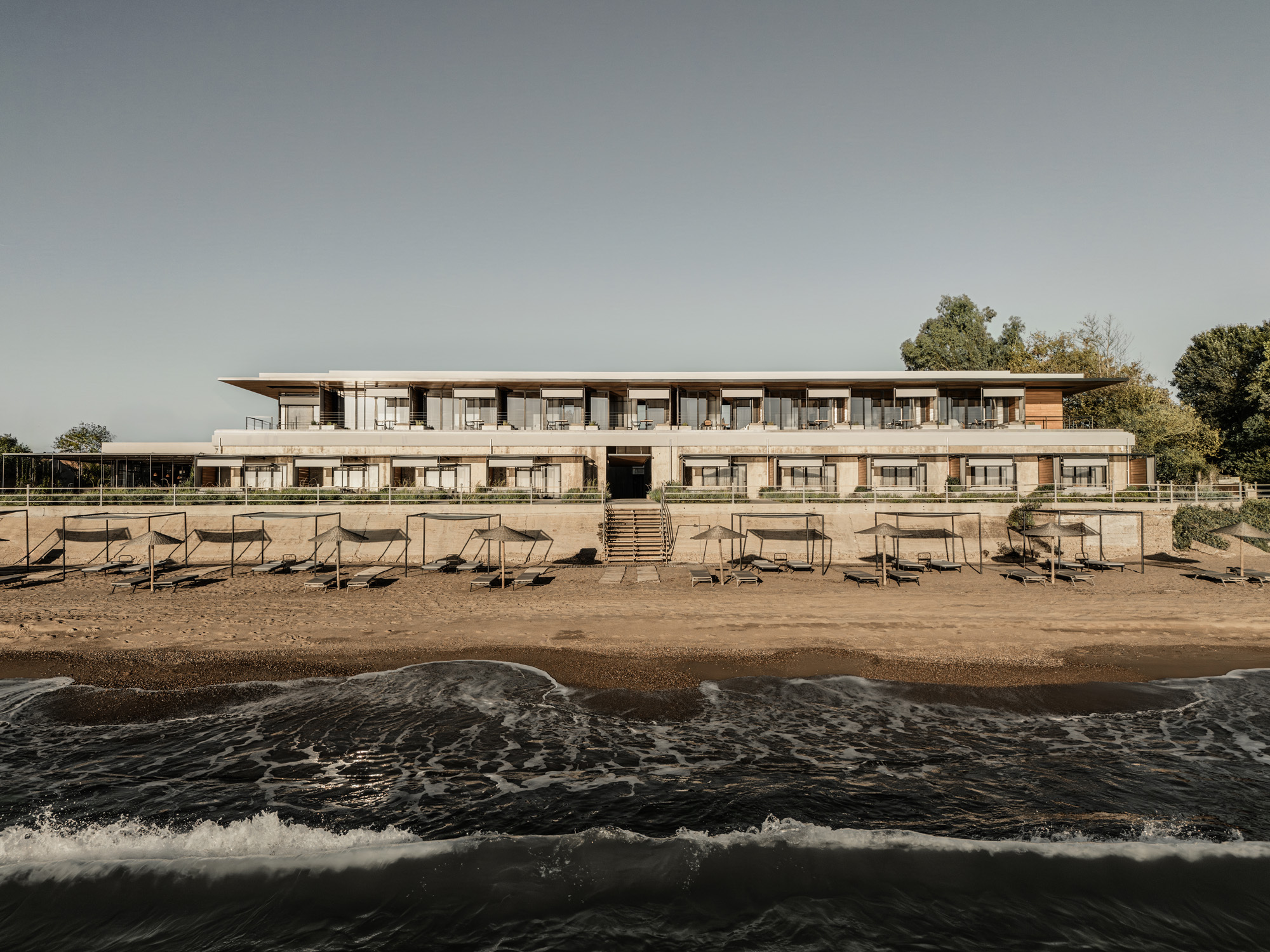 Extensão do Hotel Dexamenes Seaside / K-Studio