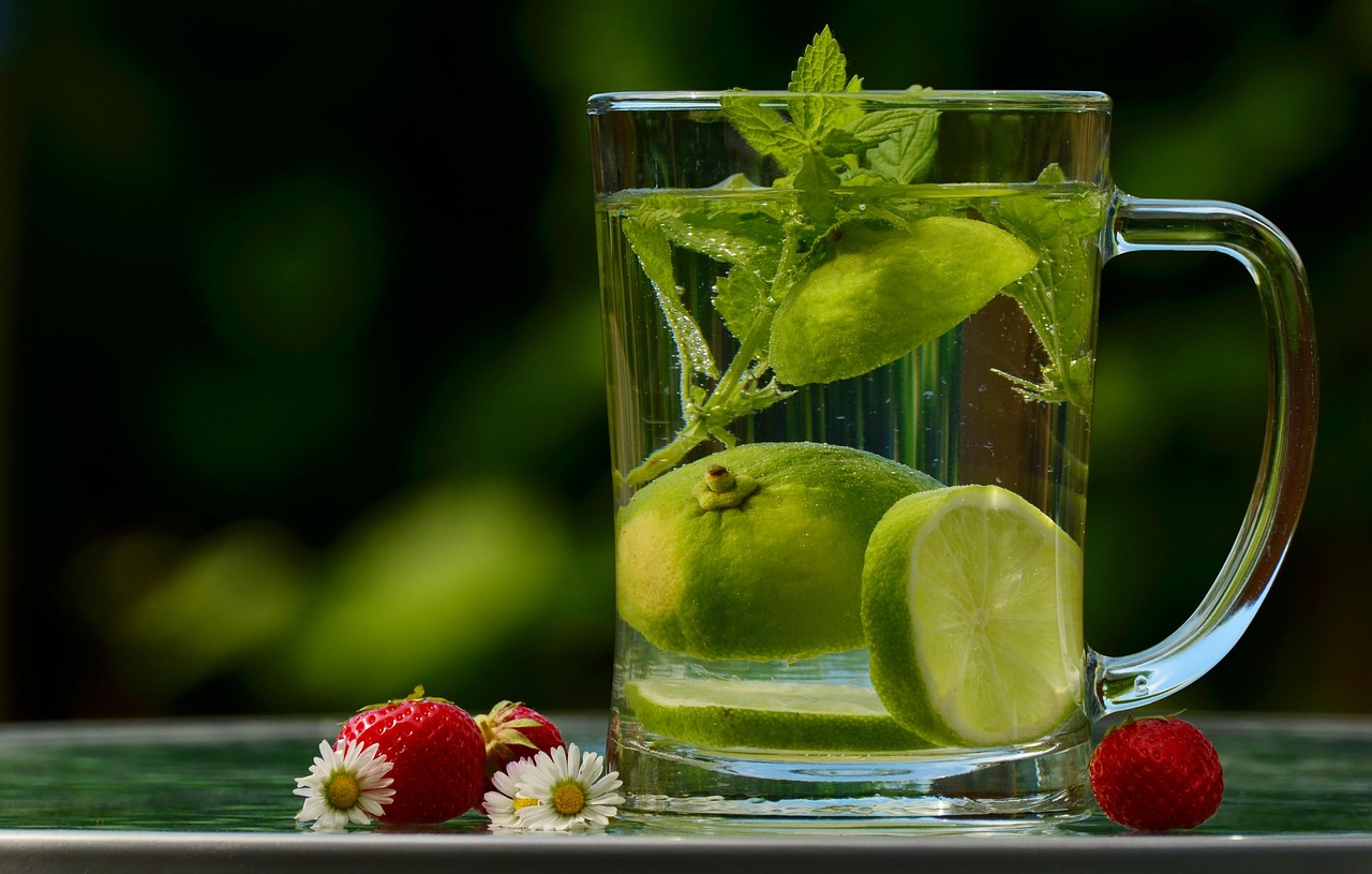 Apenas um copo todas as manhãs: a bebida desintoxicante natural para uma barriga lisa
