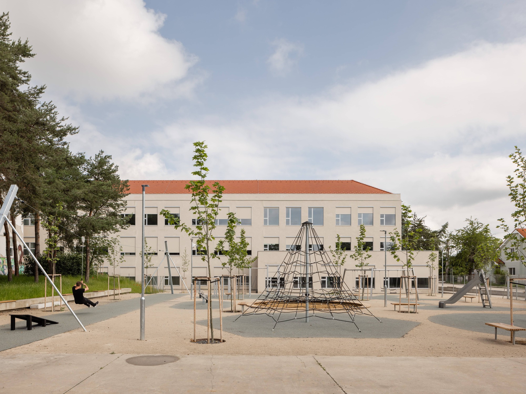 Ampliação de uma Escola Primária – Novo Pavilhão Escolar e Salão Polivalente / Bakyta architekti