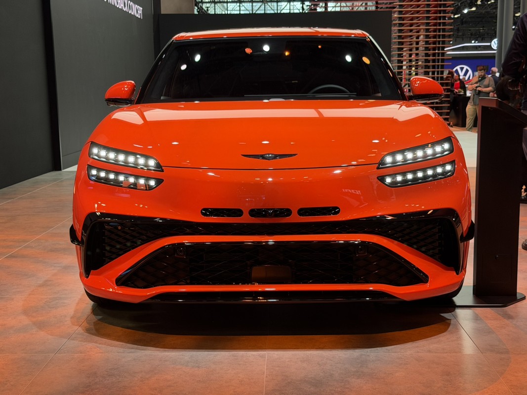 Genesis GV60 Magma traz o fogo para Nova York