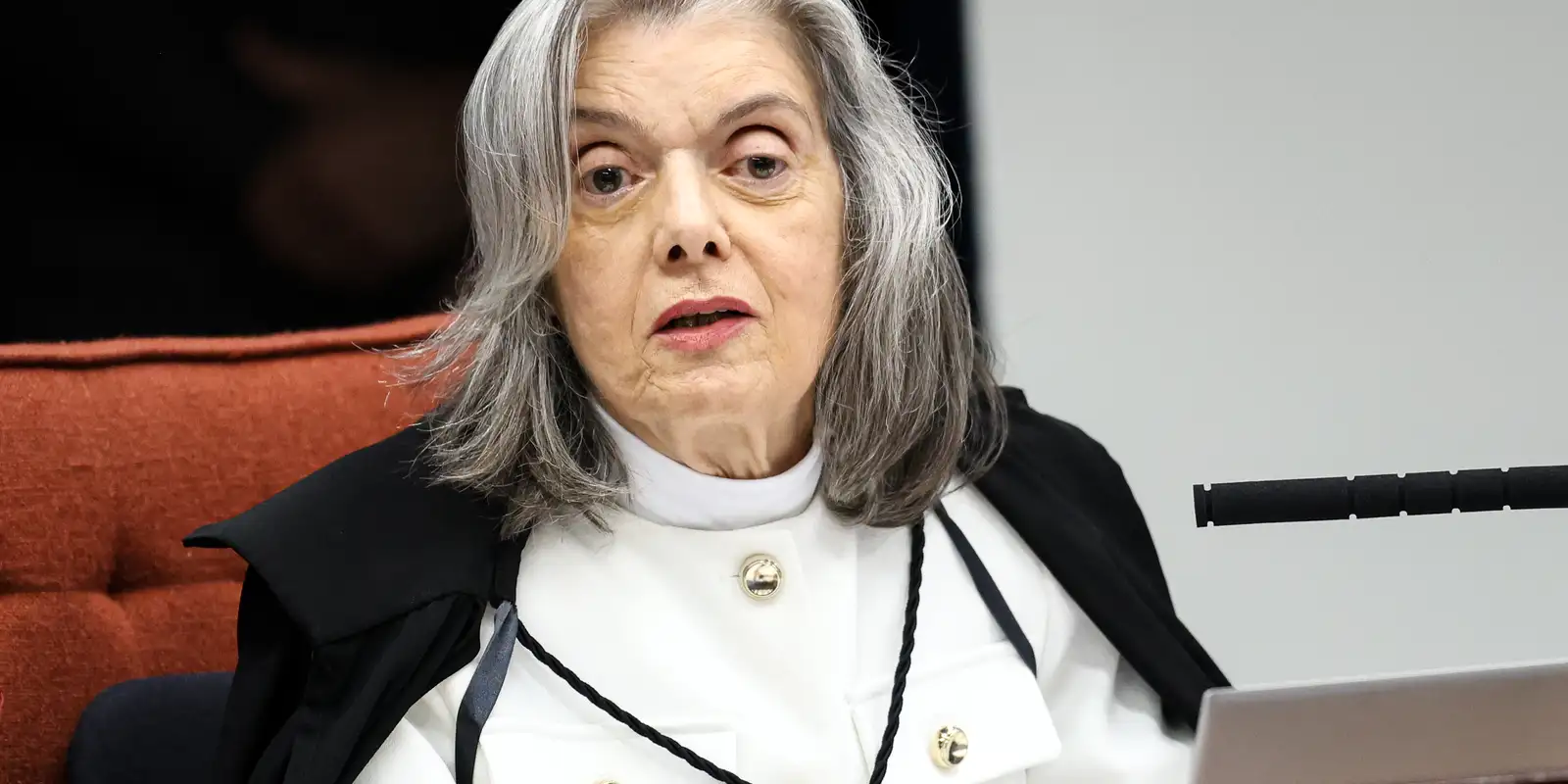 Cármen Lúcia vota para condenar Eduardo Bolsonaro por difamação
