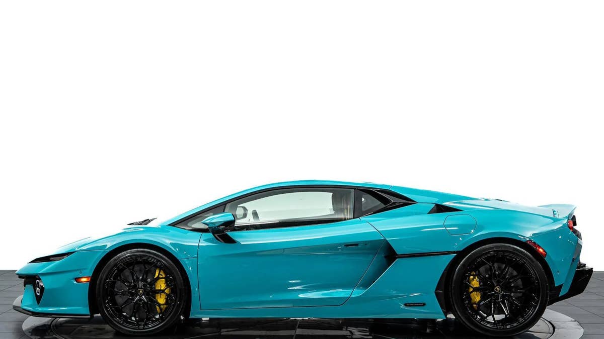 Pessoas estão pagando US$ 200 mil em adesivos para evitar filas no novo supercarro da Lamborghini