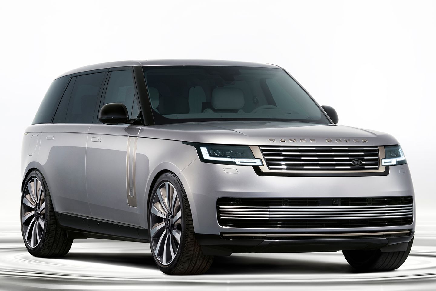 Forme uma fila ordenada para o Range Rover SV Ultra