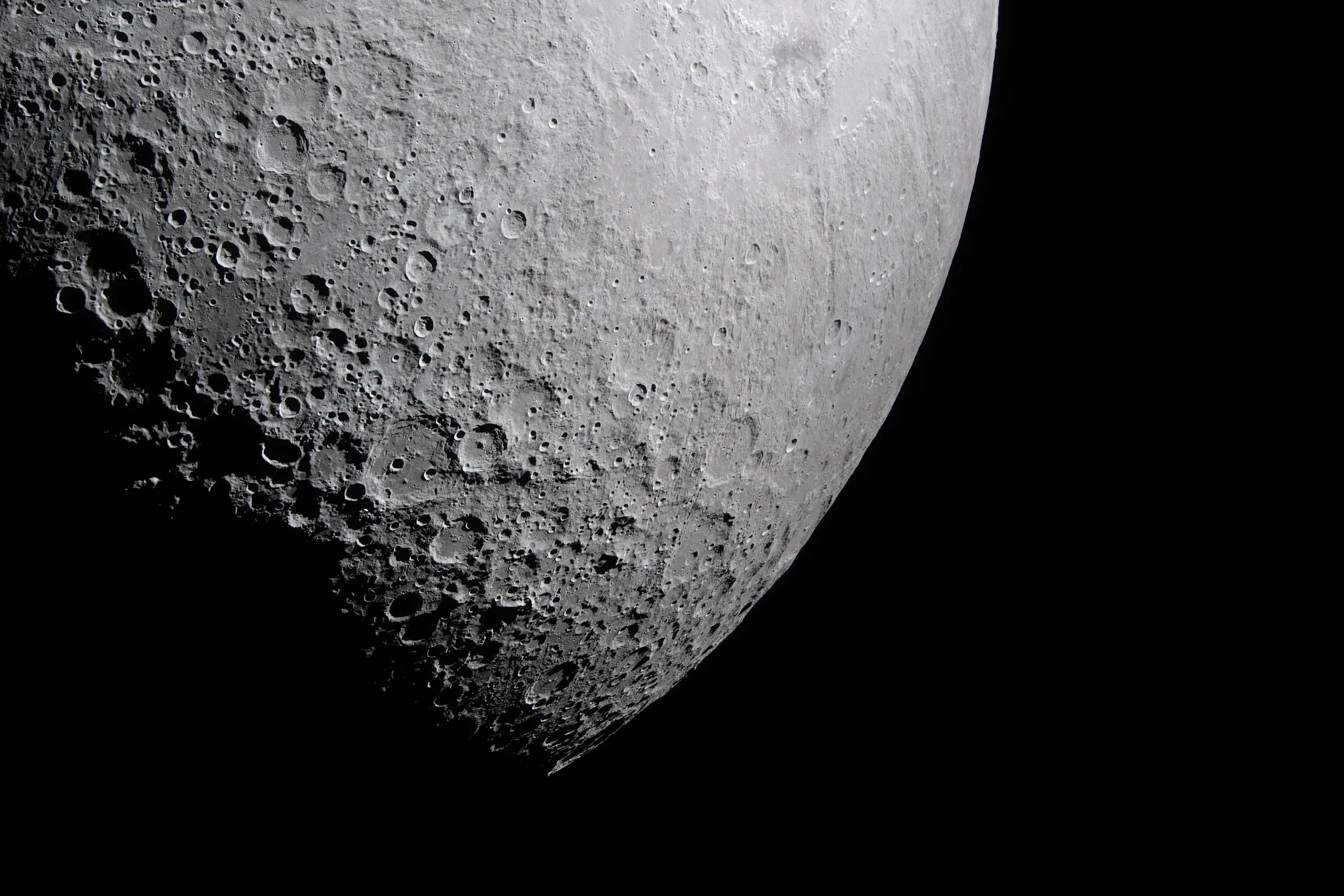 Uma espiada no outro lado da foto da lua do dia 20 de abril de 2026