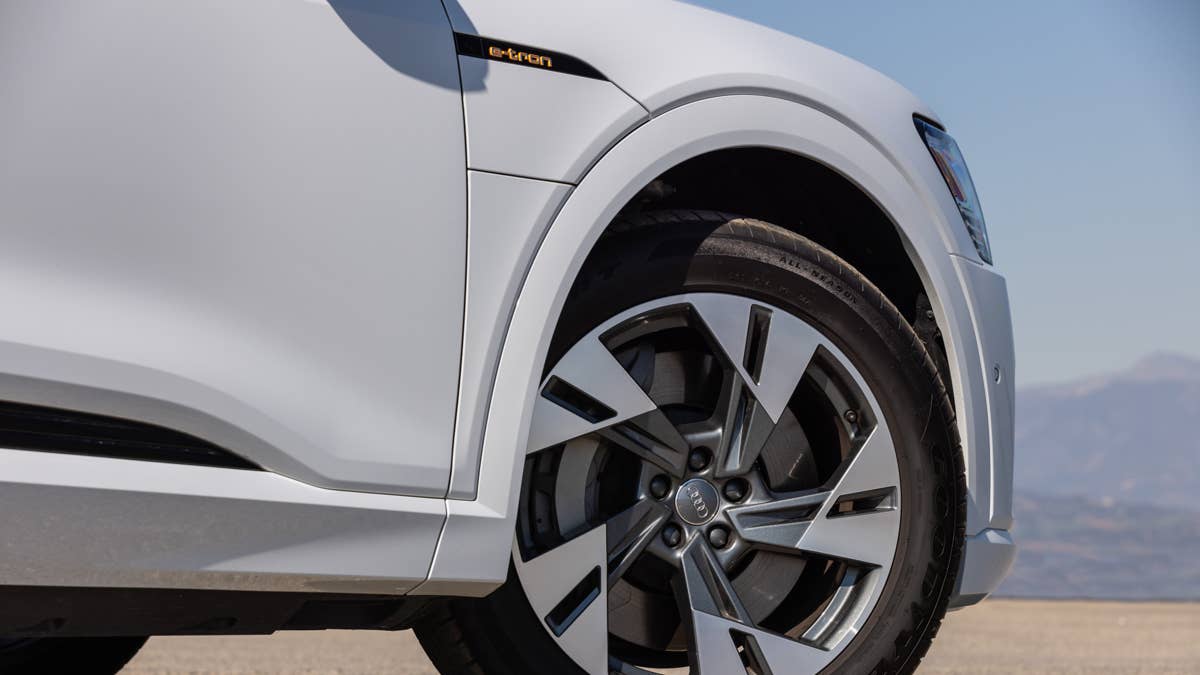 Audi faz recall de 19.000 EVs e-tron por falha de freio que pode limitar a potência de parada