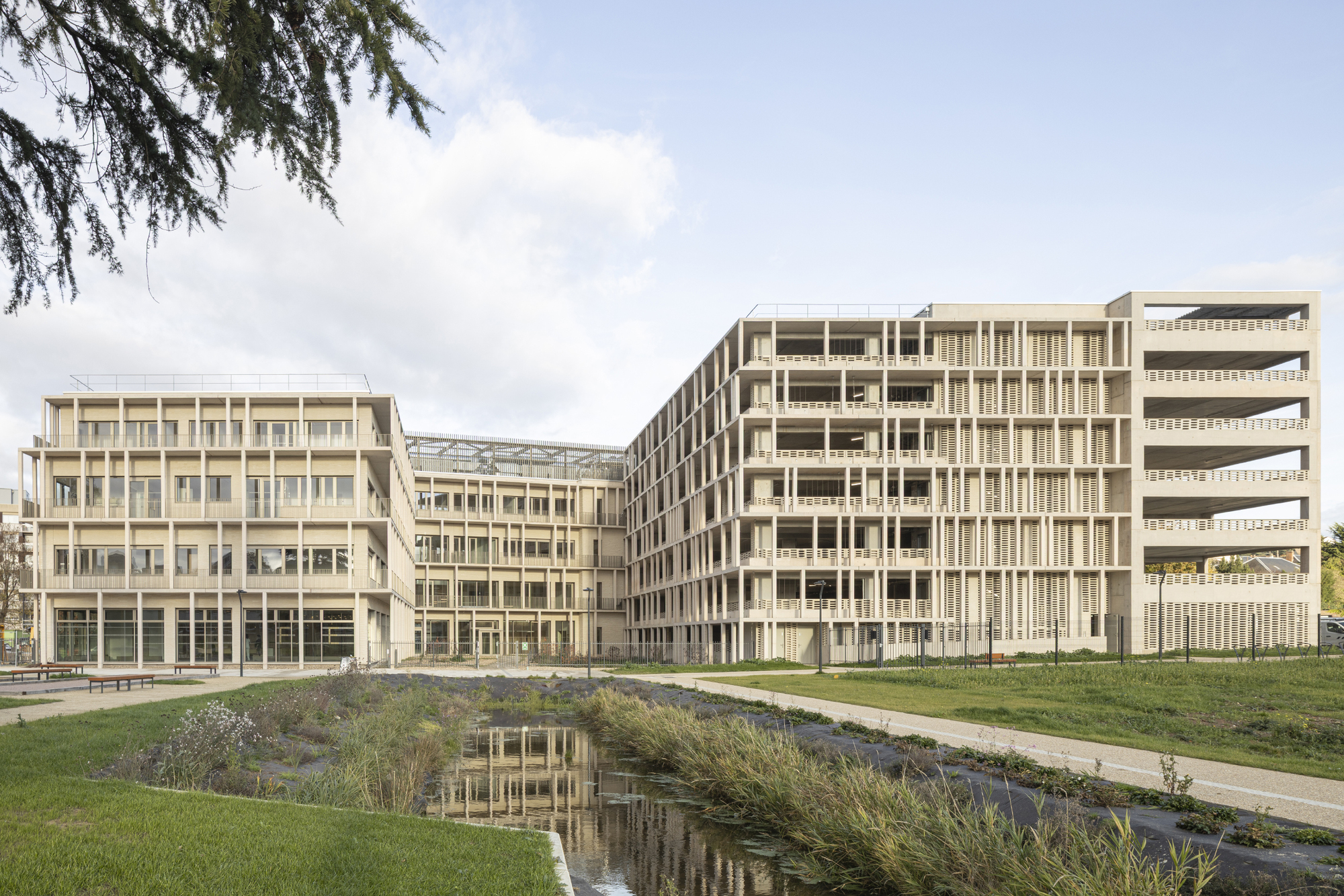 Instituto de Formação Paramédica e Estrutura de Estacionamento / VIB Architecture
