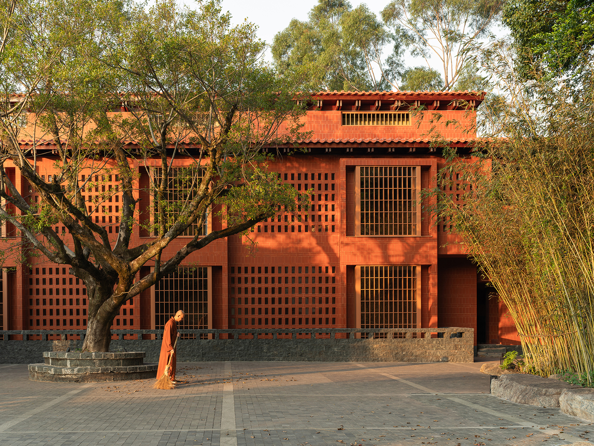 Centro de retiros de meditação Qing Shui / Estúdio RESP