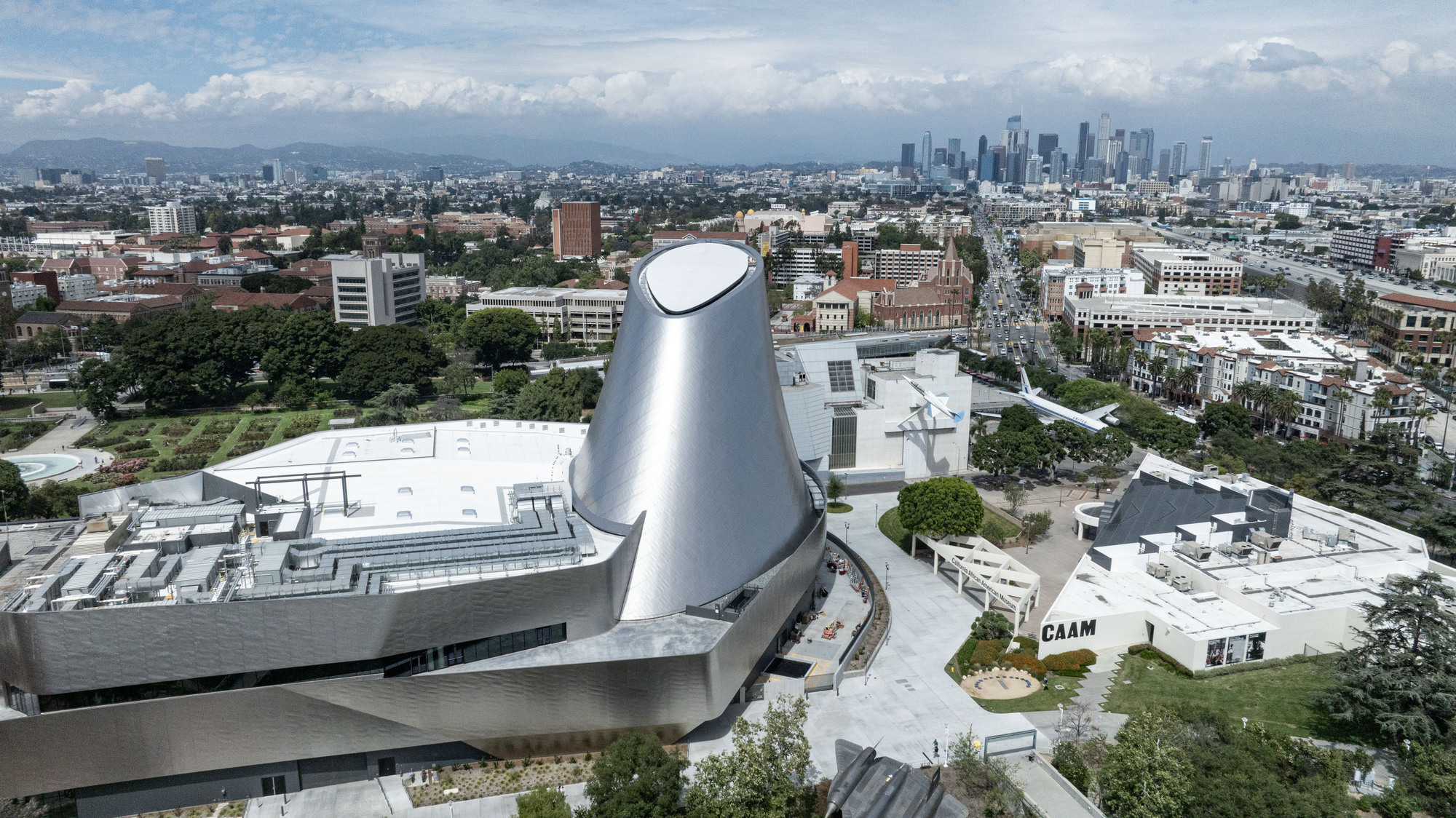 ZGF Architects se aproxima da conclusão do Los Angeles Air and Space Center Housing Space Shuttle Endeavour