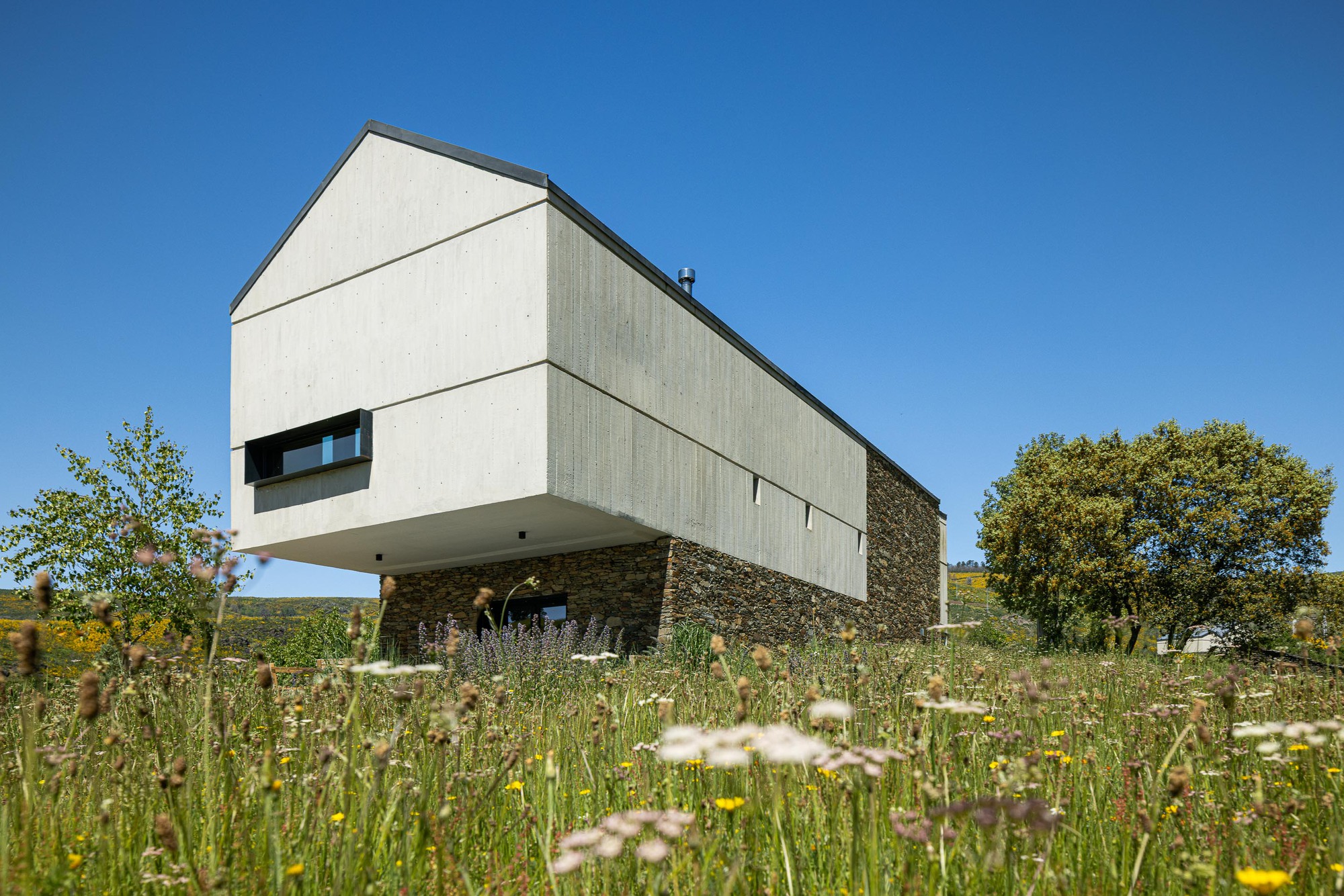 Retiro de charme na montanha TerraSense / Atelier DRK