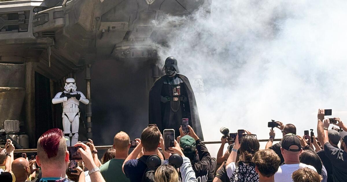 Darth Vader chega à terra de ‘Star Wars’, marcando um pivô para a Disneylândia