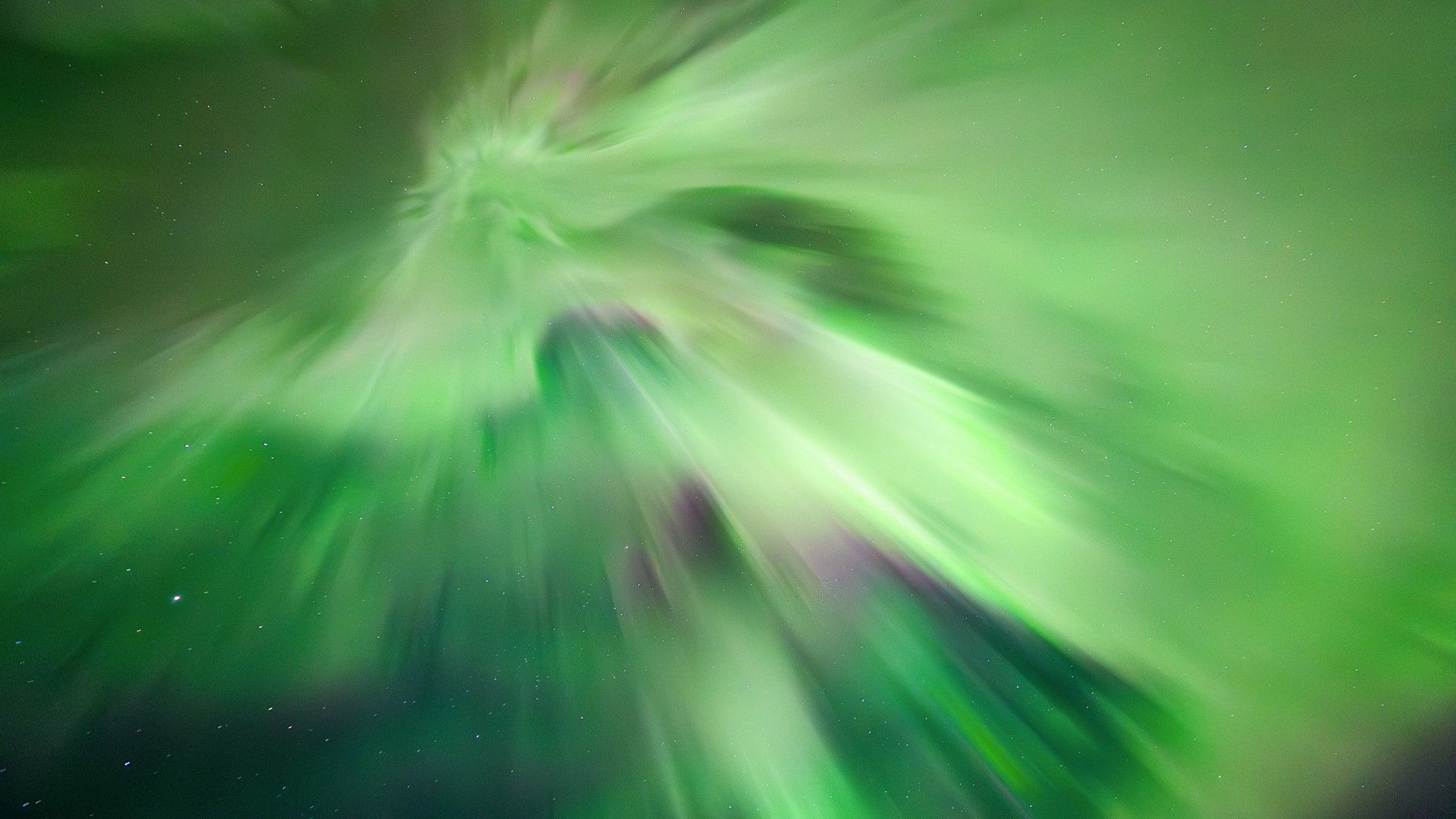 O especialista em Aurora captura raras luzes do norte pulsantes com detalhes notáveis