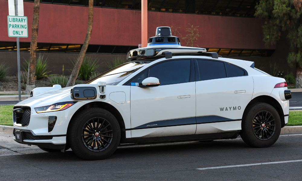Waymo faz recall de quase 3.800 robotáxis depois que carro sem motorista passou por uma estrada inundada