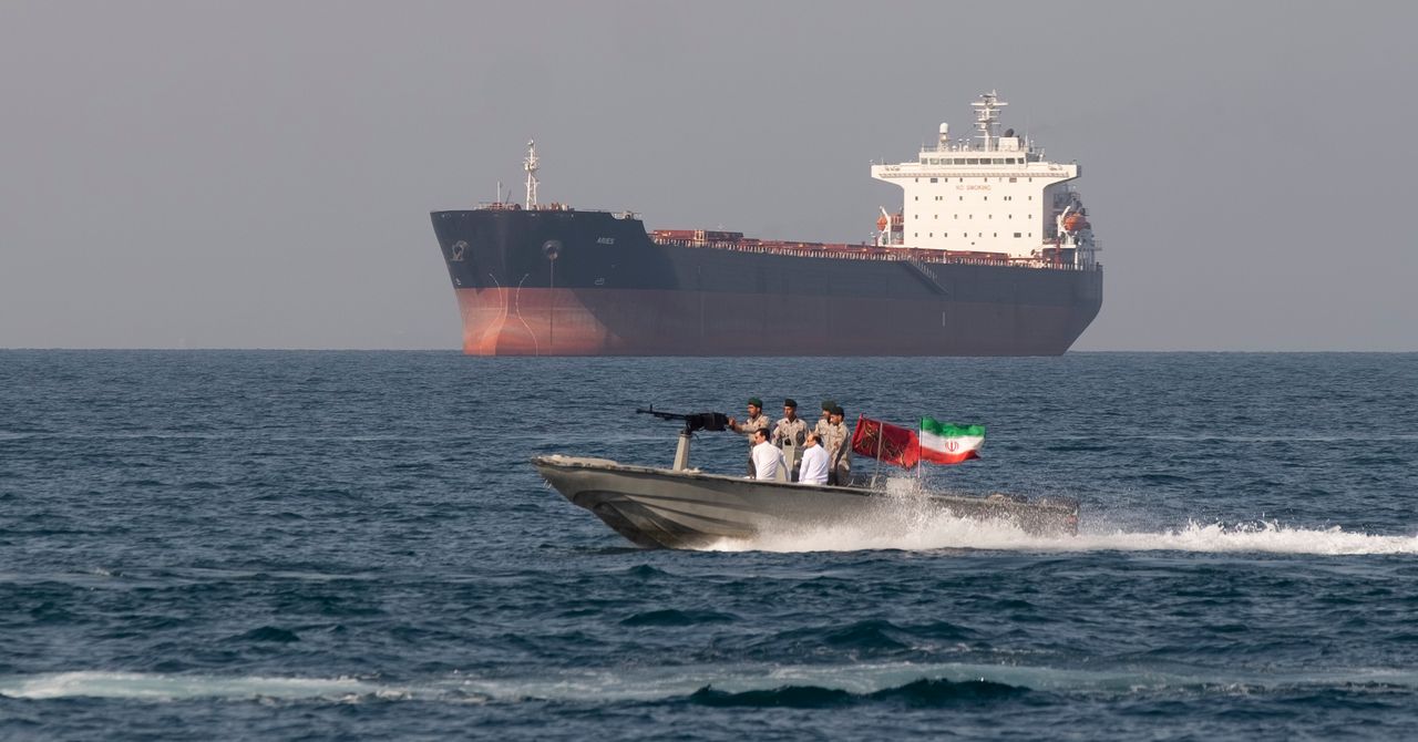 O Irã está usando pequenos barcos ‘mosquitos’ para fechar o Estreito de Ormuz