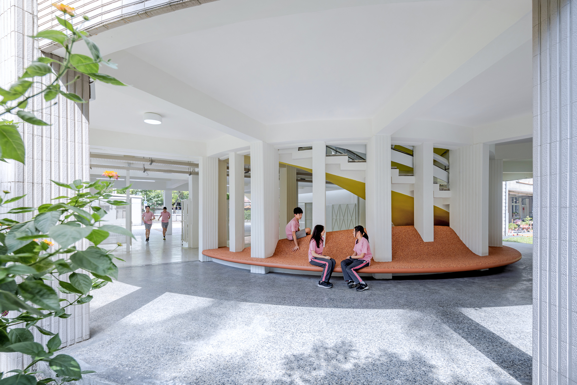 Pequeno Centro Estético / YARCH + ATELIERII