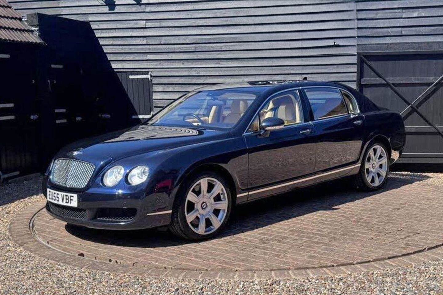 Bentley Flying Spur de onze mil dólares | Identificado