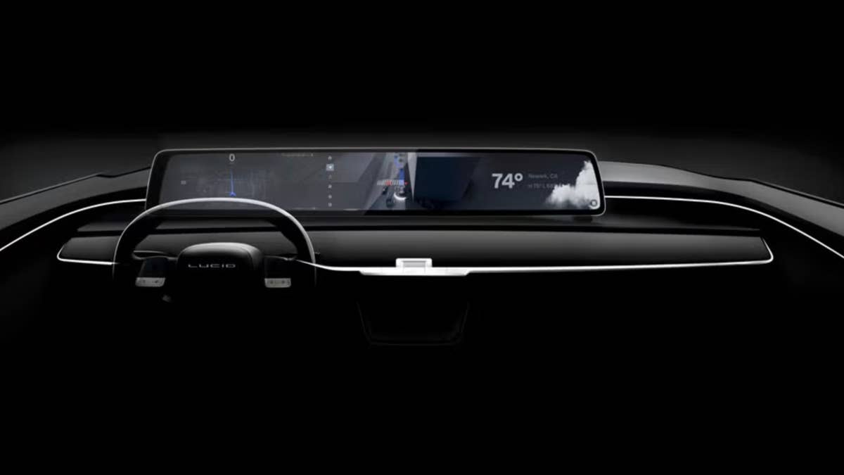 O SUV elétrico mais barato da Lucid espionou testes ao lado do Tesla Model Y