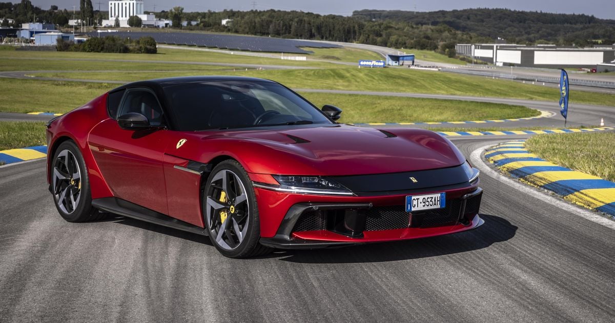 Ferrari reintroduzindo transmissão manual apesar do esforço de eletrificação