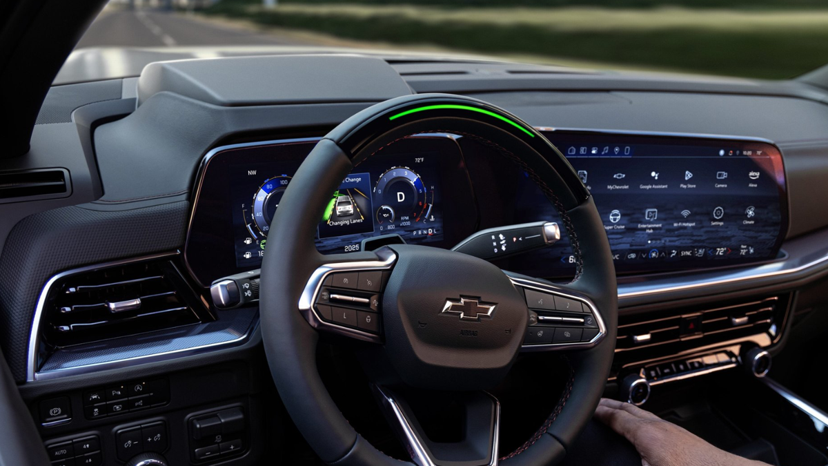 Novo Chevrolet Tahoe vaza água do telhado enquanto dirige