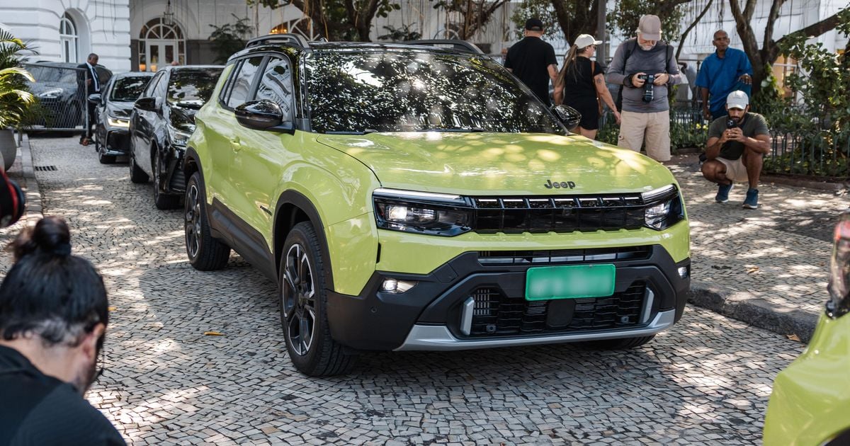Revelado facelift do Jeep Avenger 2026 com grade iluminada