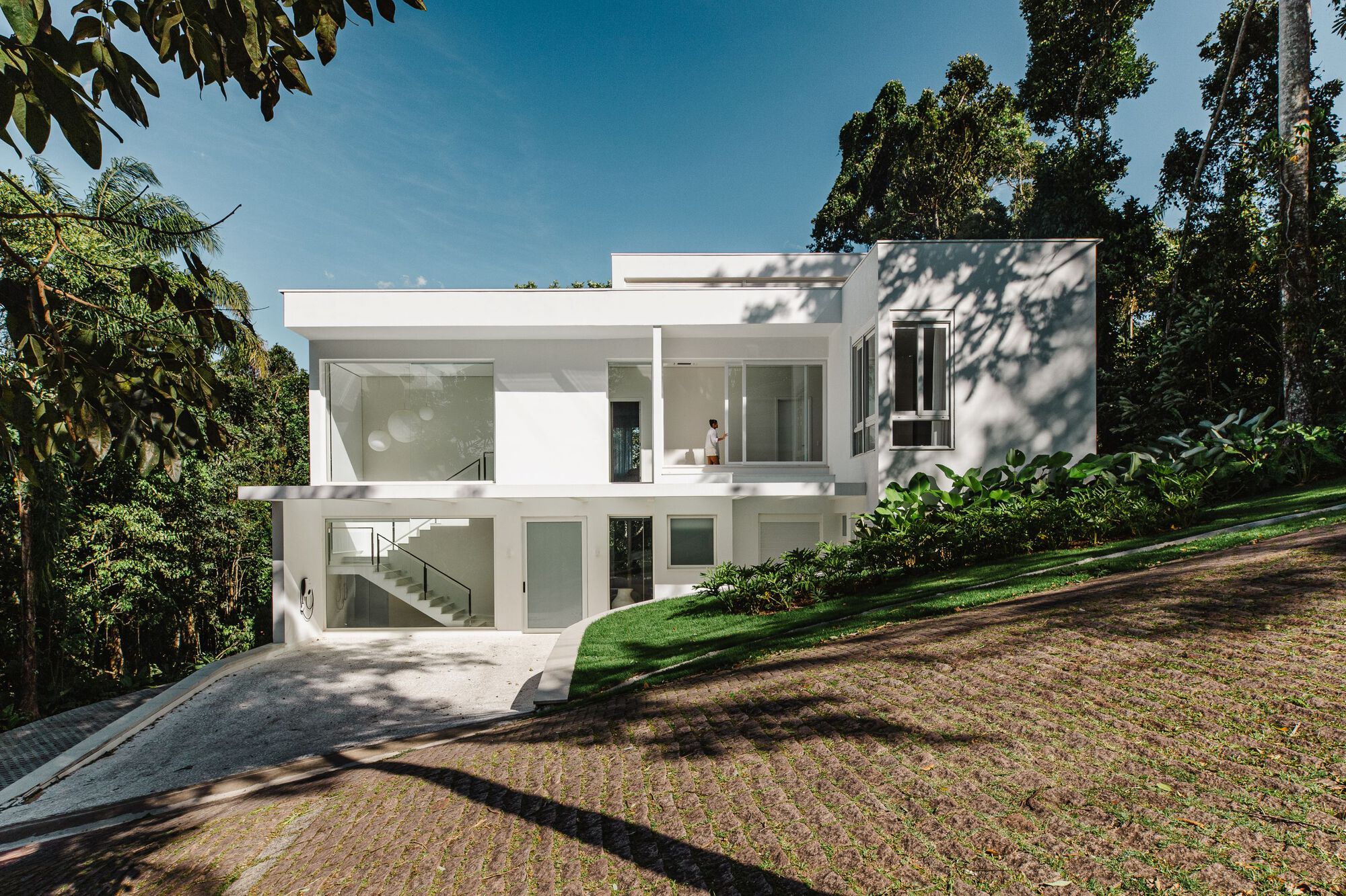 Iporanga House / Nati Minas & Studio
