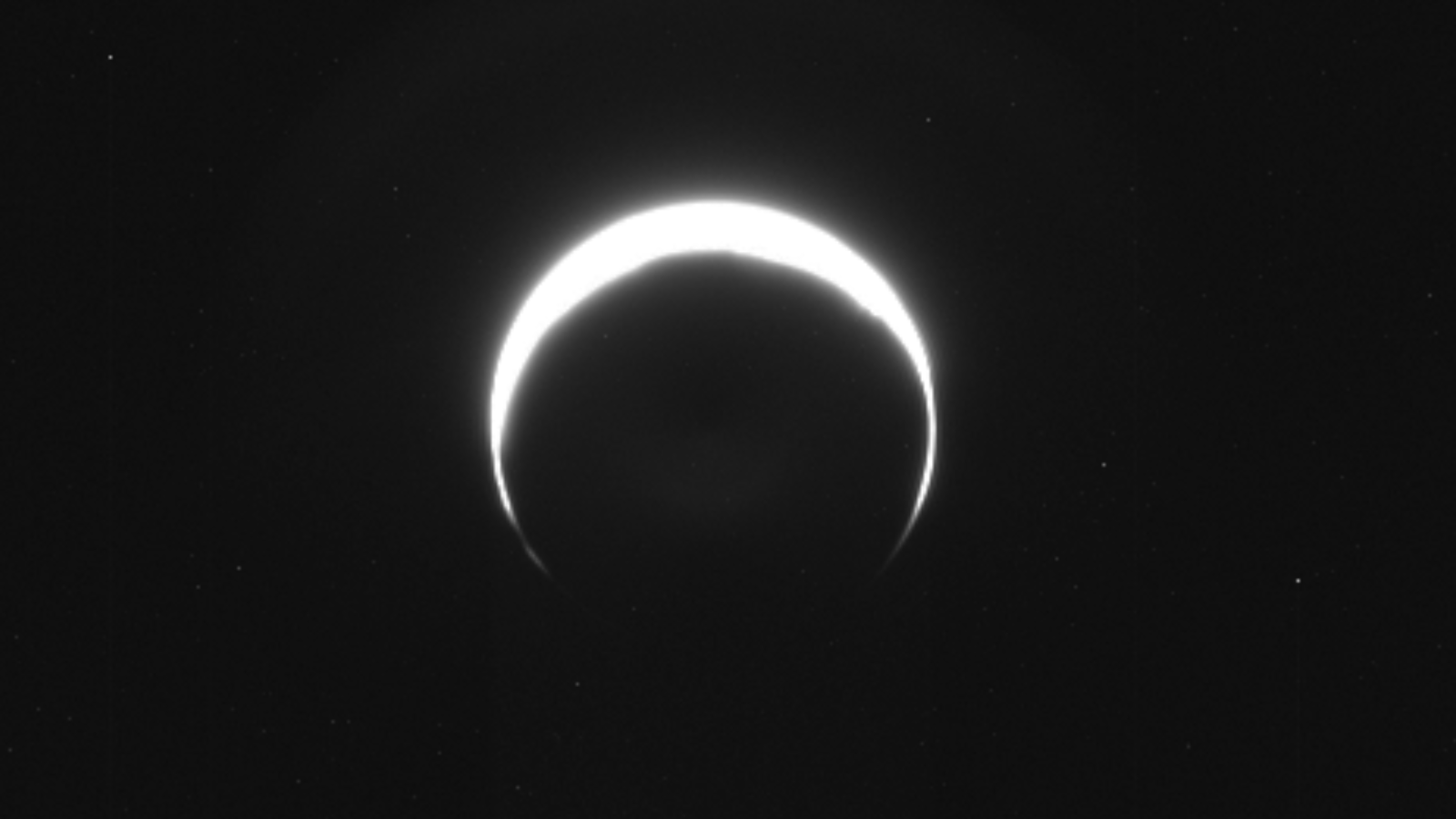Não, este não é um eclipse solar. É uma imagem de Marte, capturada pela sonda Psyche da NASA ligada a um asteroide