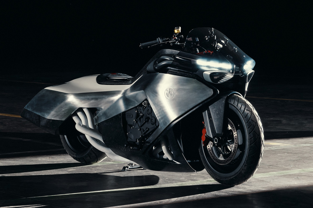Futuristic Vision K18 da BMW troca alforjes por um escapamento de seis tubos e um seis em linha de 1.800 cc