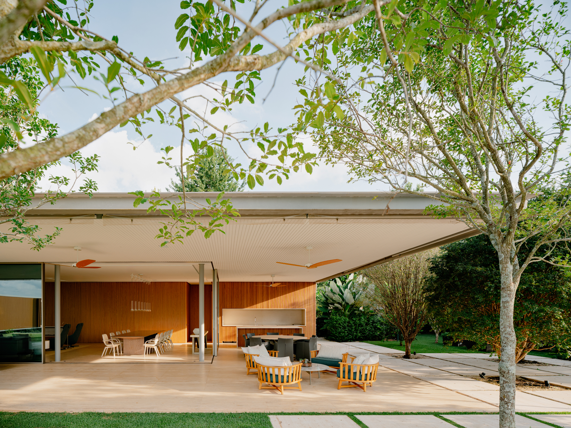 House of Sculpture / Sabella Arquitetura