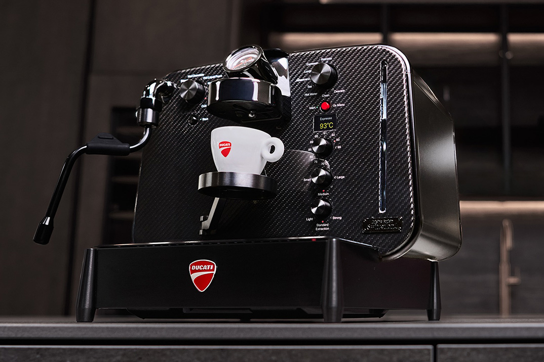 A Ducati embrulhou uma máquina de café expresso de fibra de carbono para comemorar seu 100º aniversário