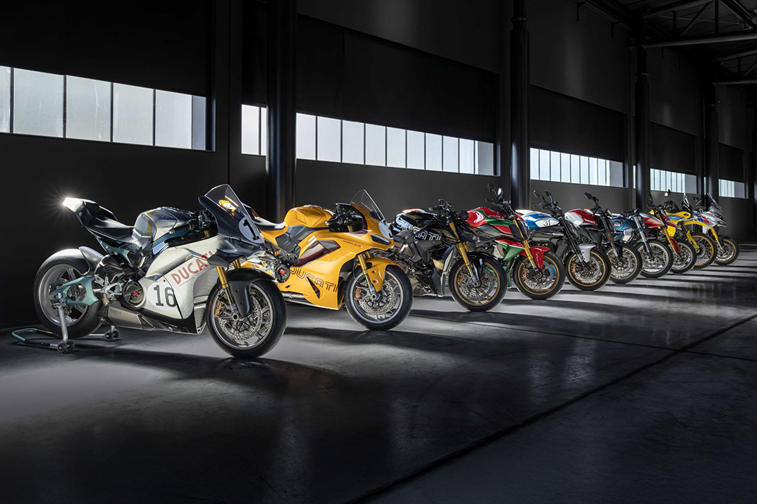 A Ducati vestiu bicicletas de dez anos com pinturas retiradas diretamente de seu passado de corrida