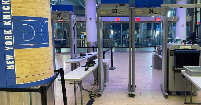 Um policial de Nova York se feriu em uma luta de boxe. Agora o Madison Square Garden está banindo seu advogado