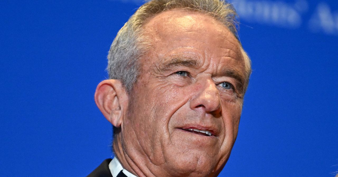 O novo podcast de RFK Jr. é tão estranho quanto você esperaria