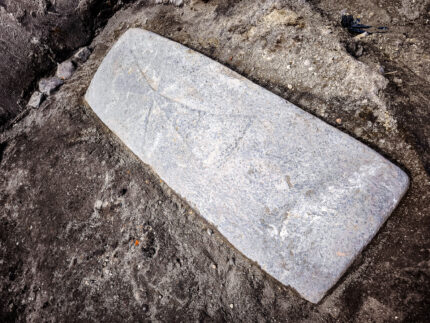 13º c. lápide com cruz gravada encontrada em Gdańsk – The History Blog