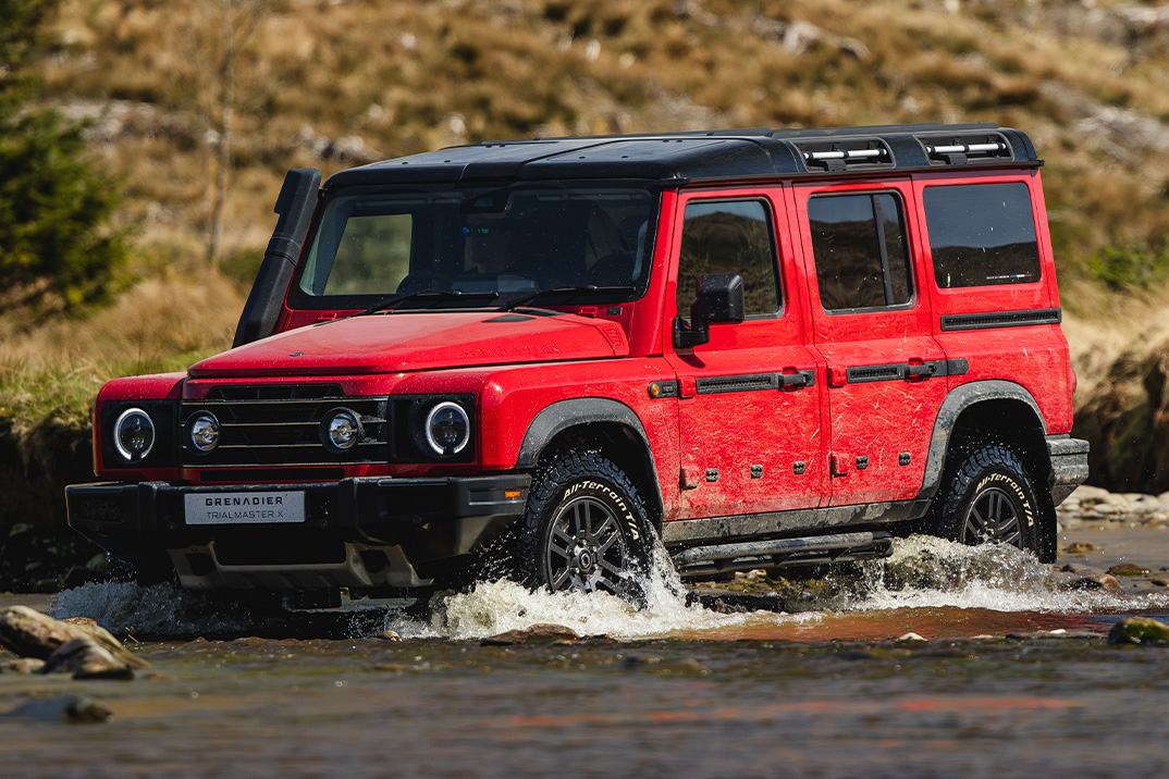 O 2026 Ineos Grenadier Trialmaster X combina equipamento off-road hardcore com conforto diário do motorista
