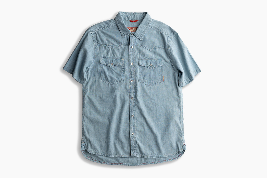 Badwater da Iron & Resin é uma camisa de trabalho de cambraia cortada para garagem e litoral