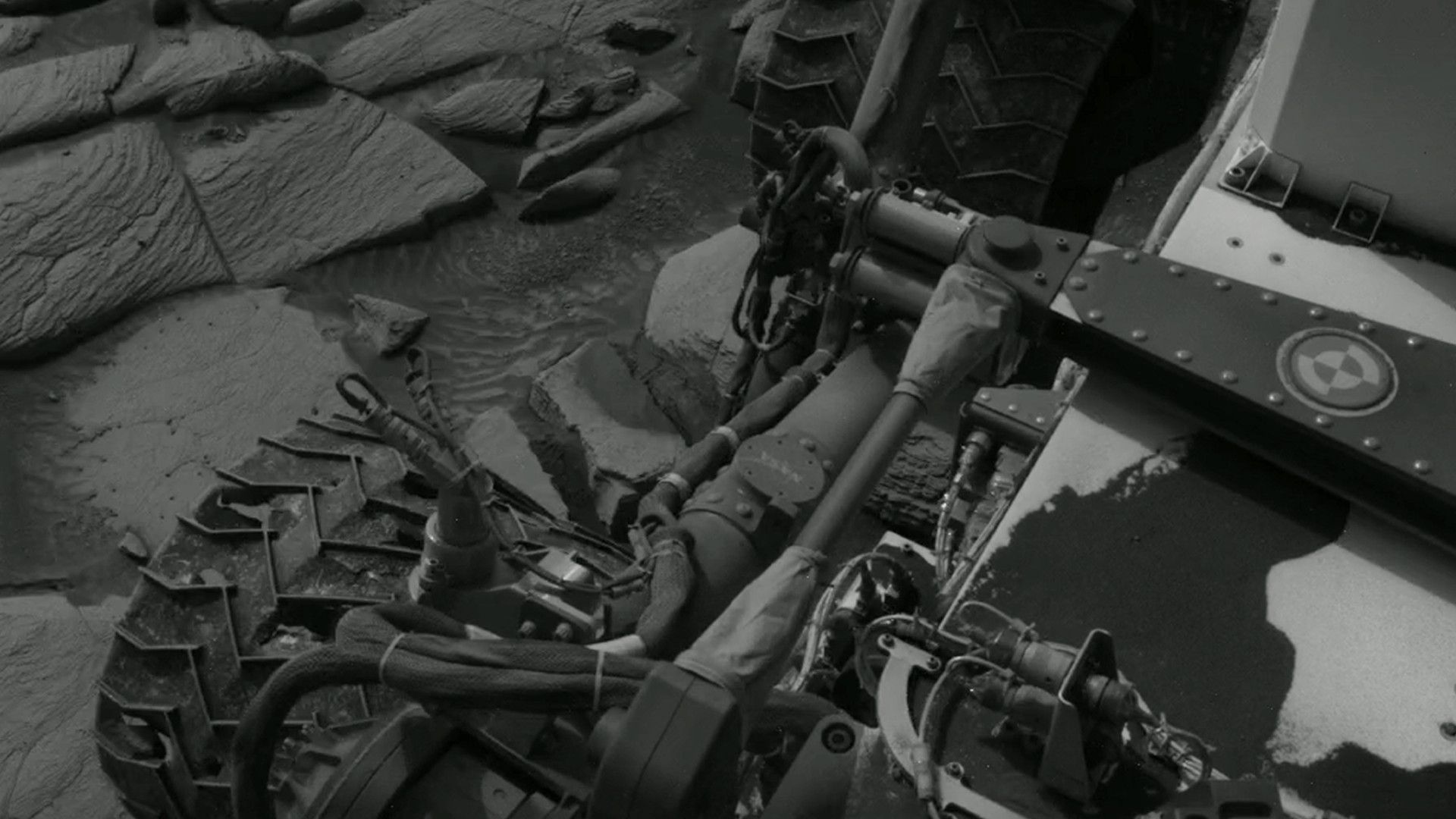 Aqui está o que 6 anos dirigindo em Marte fizeram com as rodas do rover Curiosity da NASA (vídeo)